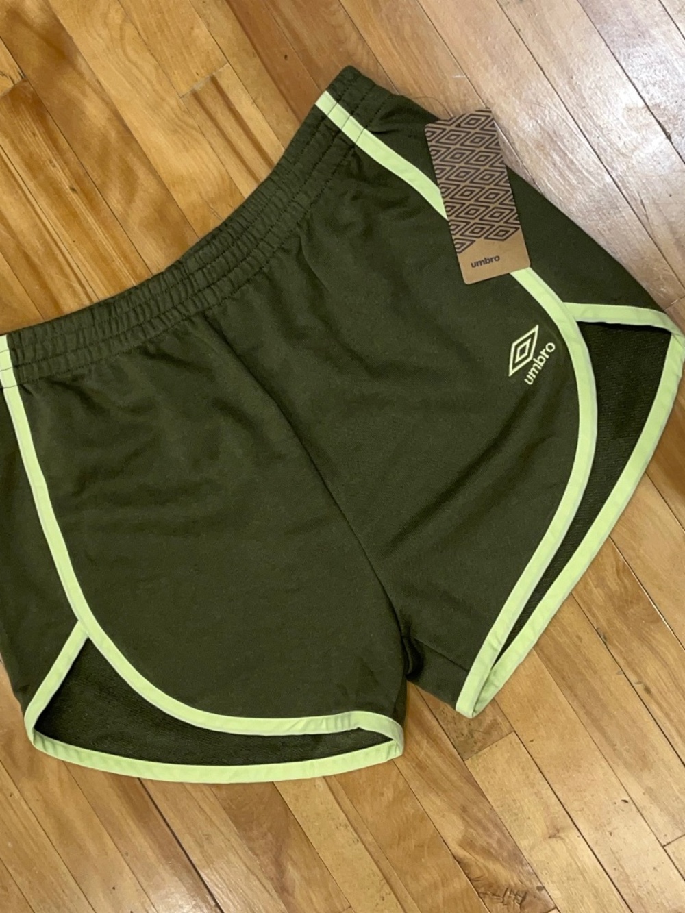 Umbro retro shorts with contrast piping - Size L NWT
